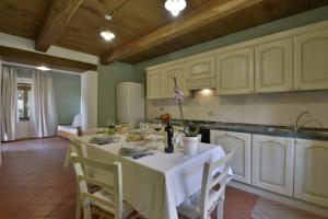 A kitchen or kitchenette at Casa Pescaglia