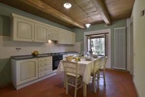 A kitchen or kitchenette at Casa Pescaglia