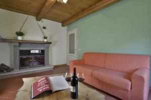 A seating area at Casa Pescaglia
