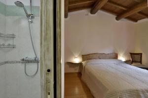 A bed or beds in a room at Casa Pescaglia