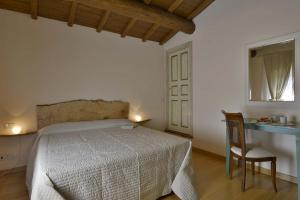 A bed or beds in a room at Casa Pescaglia