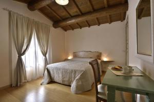 A bed or beds in a room at Casa Pescaglia Még 21 kép