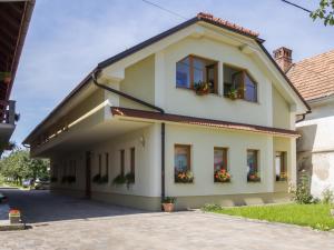uma casa branca com janelas e flores em Turistična Kmetija Logar em Grahovo