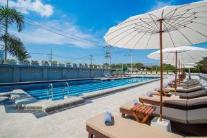 Bazén v ubytování Carunda Hotel Pattaya nebo v jeho okolí + 21 fotografií