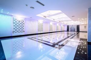 a large room with a swimming pool in a building at Hotel Santana in Białystok