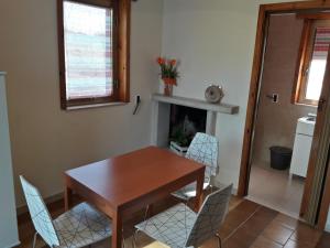 フリゴレにあるCase Di Piciの暖炉付きの部屋(テーブル、椅子付)