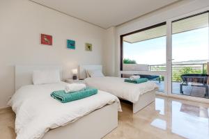 サン・マルティン・デル・テソリージョにあるRibera del Marlinの白い部屋 ベッド2台 窓付