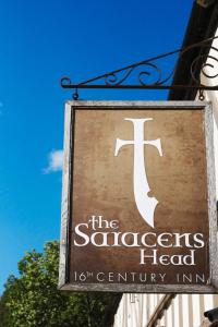 Un panneau indiquant l'auberge du siècle des scotts dans l'établissement The Saracens Head Inn, à Symonds Yat