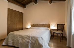 A bed or beds in a room at Casa Pescaglia