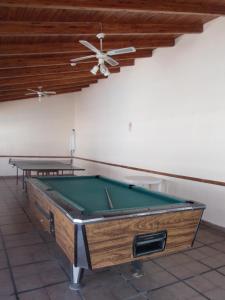 einen Billardtisch in einem Zimmer mit einer Decke in der Unterkunft Hotel Pinar del Lago in Villa Carlos Paz