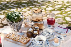 una mesa cubierta con comida y bebidas de porcelana azul y blanca en Agriturismo Prime Gemme, en Nervesa della Battaglia