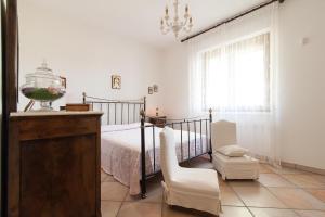 1 dormitorio con cama, escritorio y silla en Villa Rose, en Marina di Mancaversa