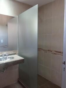 ein Badezimmer mit Waschbecken und Dusche in der Unterkunft Hotel Pinar del Lago in Villa Carlos Paz