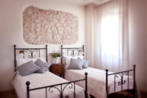 two beds sitting next to each other in a bedroom at Agriturismo Prime Gemme in Nervesa della Battaglia