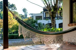 een hangmat op een patio voor een huis bij Vila Suzana Parque Hotel in Canela