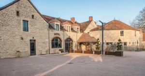 un gran edificio de ladrillo con una puerta delante en La Rotisserie du Chambertin, en Gevrey-Chambertin