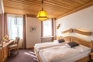 Кровать или кровати в номере Hotel-Restaurant Weisses Kreuz