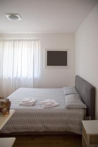 1 dormitorio con 1 cama con 2 toallas en Green Valley en Montagnaga