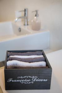 una scatola di asciugamani poggiata sopra un lavandino da bagno di Green Valley a Montagnaga