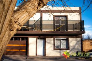 马拉圭Singlar Consultora的顶部有阳台的建筑