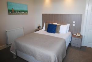 Postel nebo postele na pokoji v ubytování Cullen Bay Hotel