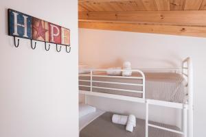 Pokój z łóżkiem piętrowym i 2 łóżkami piętrowymi w obiekcie Athina Apartments w mieście Platanias