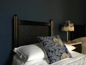 サレルノにあるThe Placeのベッド(白黒の枕付)