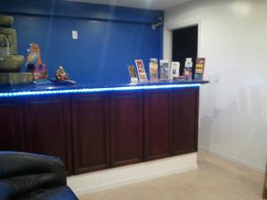 un bar con luces azules encima en Little Boy Blue Motel, en Anaheim