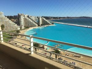 un balcón con vistas a la playa y al océano. en Apartamento en San Alfonso del Mar 3D-2B, en Algarrobo