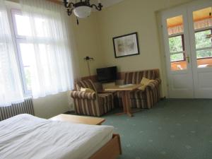 A seating area at Waldpension Mück