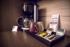 Comodidades para preparar café e chá em Aku Hotels