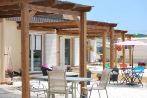 un patio con mesa, sillas y sombrilla en Camping San Javier, en San Javier