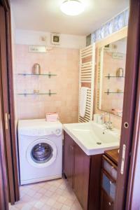 ミラノにあるAncient Roman Apartmentのバスルーム(洗濯機、シンク付)
