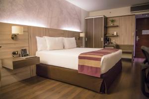 Cama ou camas em um quarto em Aku Hotels