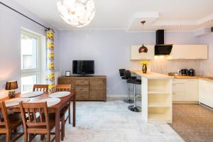 een keuken en eetkamer met een tafel en stoelen bij Supreme Apartments Vossa in Szczecin