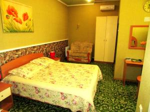 伊兹梅尔Old Town的一间酒店房间，里面有一张床和一把椅子