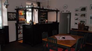 uma sala de jantar com uma mesa e um bar em Domäne-Badetz em Badetz