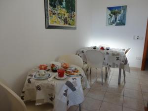 un comedor con una mesa con platos de comida. en B&B Villa Teresa, en Lecce