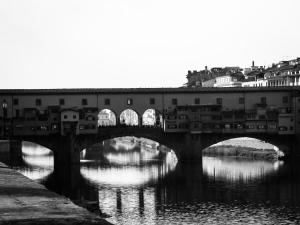フィレンツェにあるRiver Dreamの川橋の白黒写真