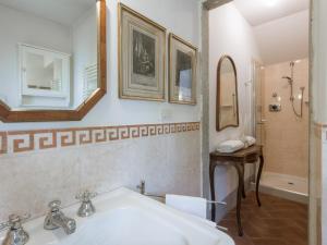 フィレンツェにあるRiver Dreamのバスルーム(シンク、鏡、シャワー付)