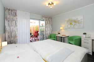 Postel nebo postele na pokoji v ubytování Hotel garni Haus am Meer