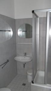 Koupelna v ubytování Domäne-Badetz + 18 fotografií
