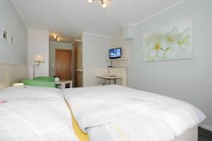 Postel nebo postele na pokoji v ubytování Hotel garni Haus am Meer