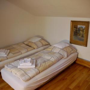 - 2 lits dans une chambre avec une photo sur le mur dans l'établissement Apartment Kobellstrasse, à Rottach-Egern