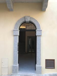an entrance to a building with an archway at Residence Kalliste in Ajaccio