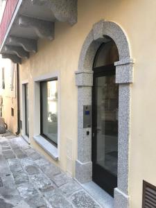 a black door on the side of a building at Residence Kalliste in Ajaccio