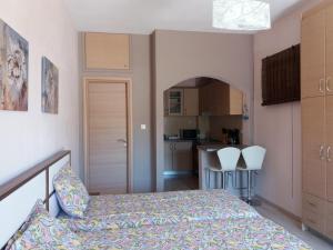 Il comprend une petite chambre avec un lit et une cuisine. dans l'établissement SEA-esta Beach Studios, à Milatos