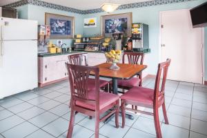 cocina con mesa y sillas y cocina con nevera en Days Inn by Wyndham Mountain View en Mountain View