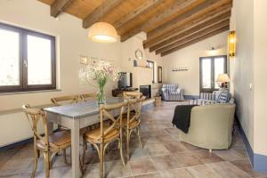 Un comedor y una sala de estar con mesa y sillas. en Poggio La Croce, en Scarlino