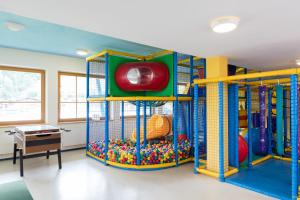 pokój dla dzieci z pokojem zabaw z systemem zabaw w obiekcie Wellness- und Familienhotel Egger w Saalbach Hinterglemm